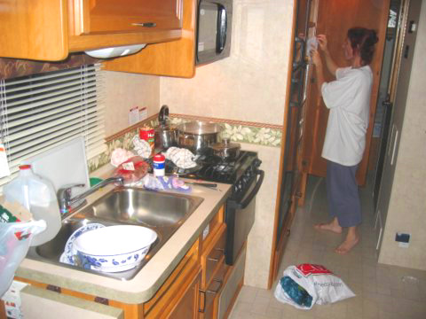 המטבח המרווח בקרוואן-אוטובוס איפשר לנו להכין ארוחות כל יום לנו ולארבעת הילדים בנוחות רבה