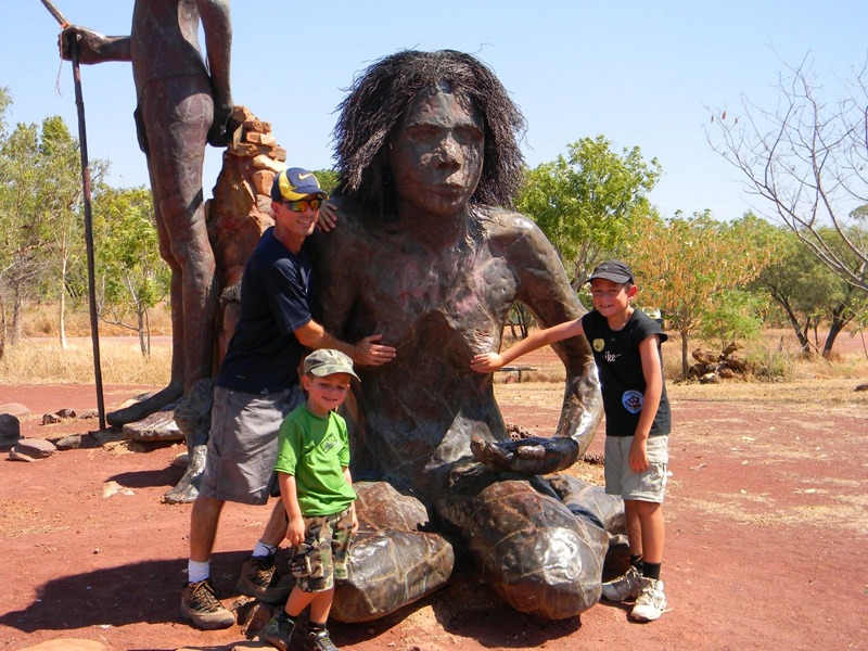 משפחת רוטנברג ליד פסל אבוריג'יני מדהים באוסטרליה