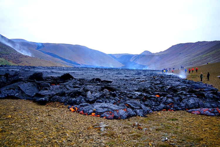 אנשים נוהרים לאיסלנד לצפות בהתפרצות הר הגעש
