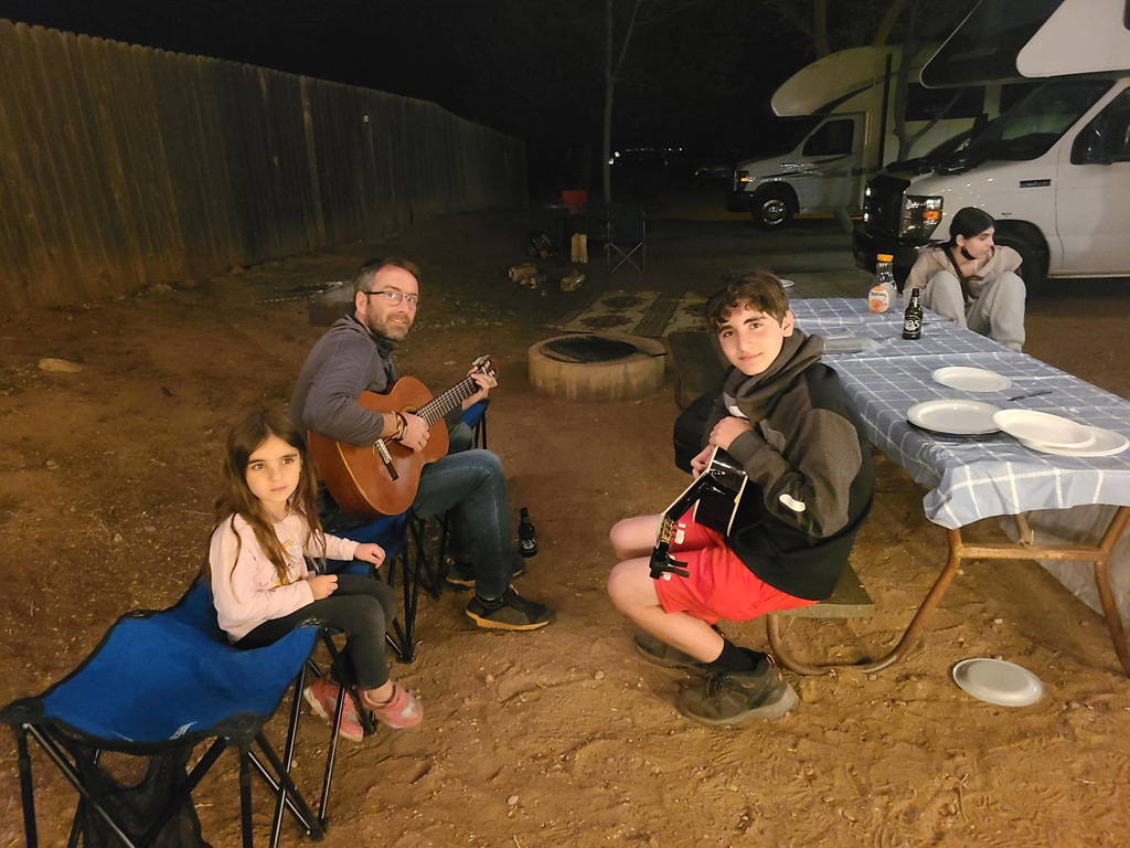 ערב חברתי עם גיטרה בקמפינג Zion National Park