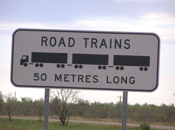 באוסטרליה משאיות ענק הנקראות רכבת כביש נוסעות בשני הכיוונים