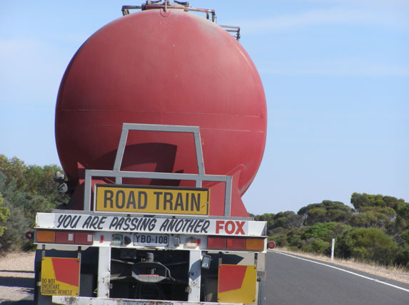 רכבת כביש, זה הכיוני למשאיות ענקיות הנוסעות בכבישי יבשת אוסטרליה