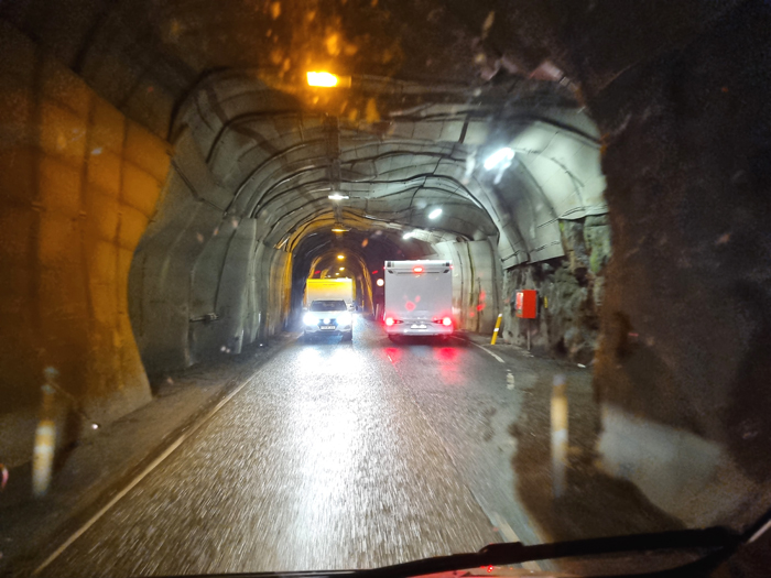 המנהרה המובילה לכפר סיגלופיורדור